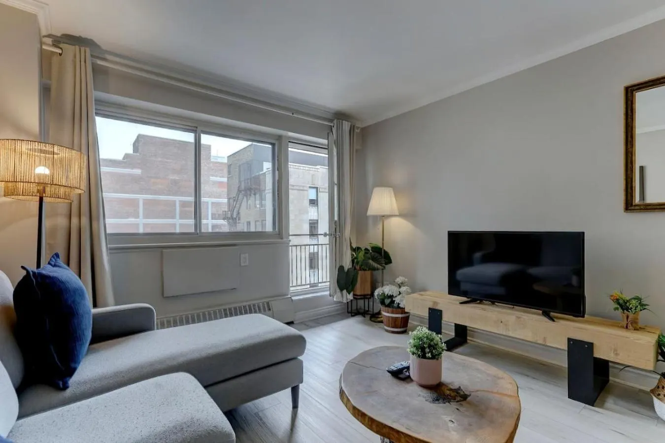 Cozy Condo In Heart Of Downtown Montreal